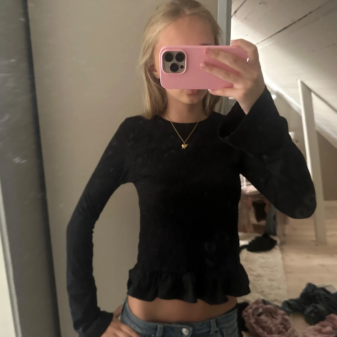 Svart långärmad topp med volang - 2