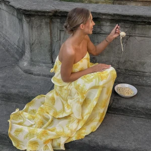 Na-Kd gul balklänning Lojsan Wallin - Superfin gul klänning från Na-KD i en lång volang design. Från Lovisa Wallin x Nakd kollektionen  Storlek 36  Aldrig använd, lapp och original förpackning kvar. Hann tyvärr inte komma fram innan min bal i våras så använde den aldrig, men glömde tyvärr bort att returnera den i tid  Slutsåld på hemsidan! Köpt för 1099 kr