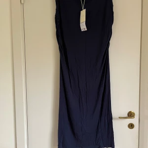 Marinblå långkjol Gina  - Helt ny, den är stretchig, storlek L men passar även M🥰flyttar 18/8 så sista dagen att köpa idag 