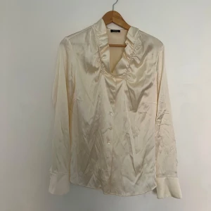 Champagnefärgad sidenblus med volang - Super fin blus 