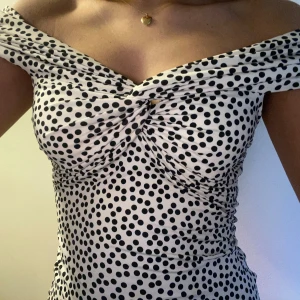 Prickig topp - Off shoulder topp från h&m använd några få gånger, lägg gärna prisförslag :)