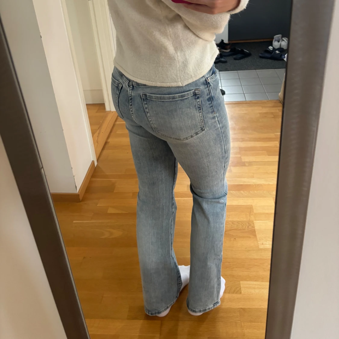 Ljusblå bootcut jeans med medelhög midja - 1