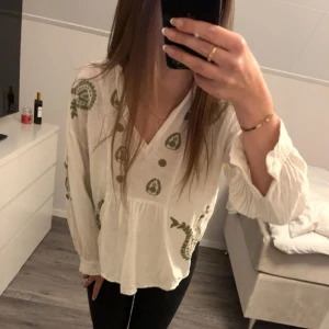 Blus från Zara - Fin blus från Zara som jag inte får användning för. Använd ett fåtal gånger. Nypris 429kr. 