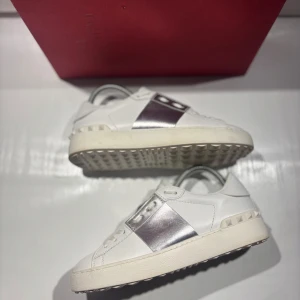 Valentino opens  - Hej! Säljer nu mina skor från märket Valentino, storlek 36 bra skick, allt på bilden ingår. Tveka inte på att höra av dig om du har frågor eller funderingar kring skorna! 