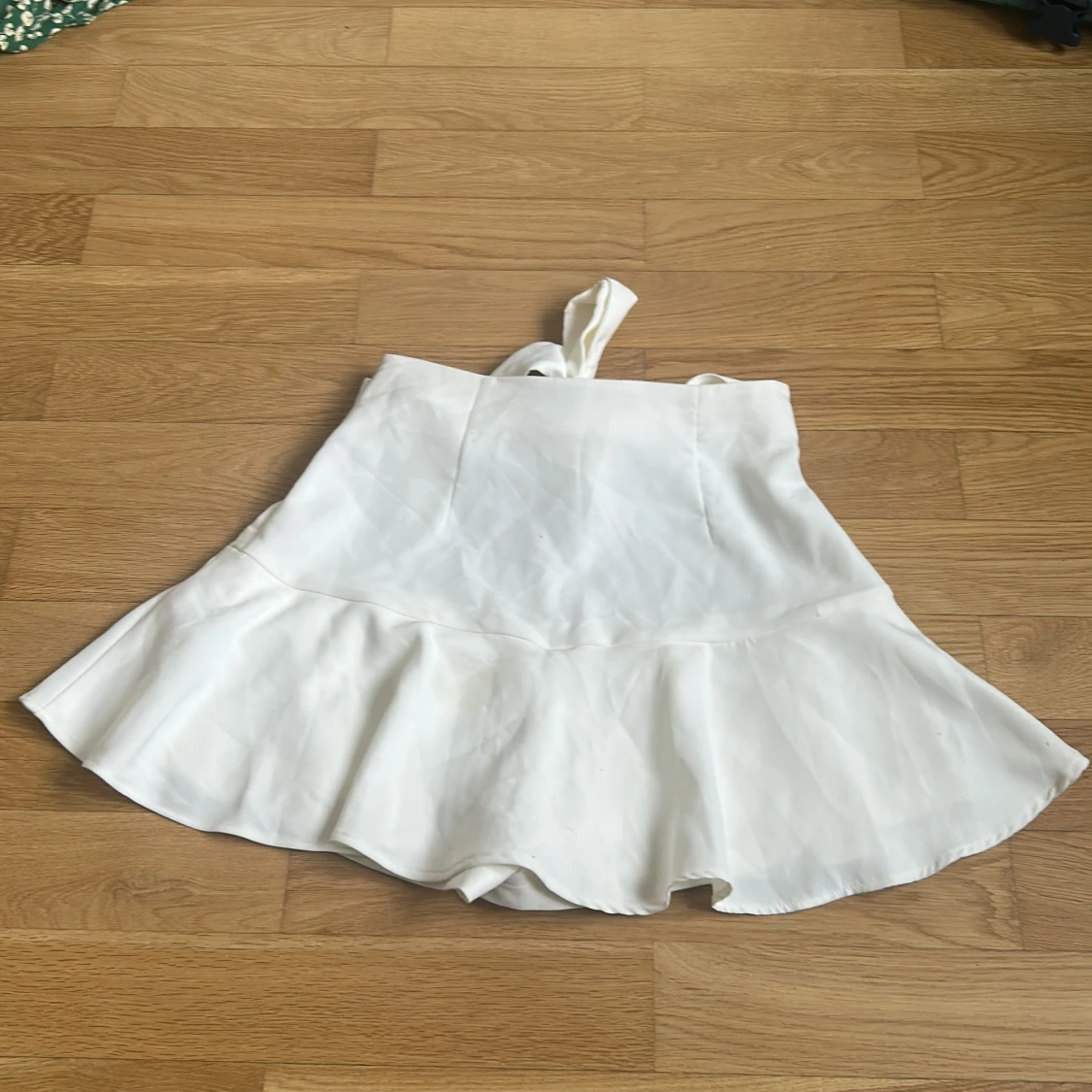 Vita volangshorts med knyt från Zara - 2