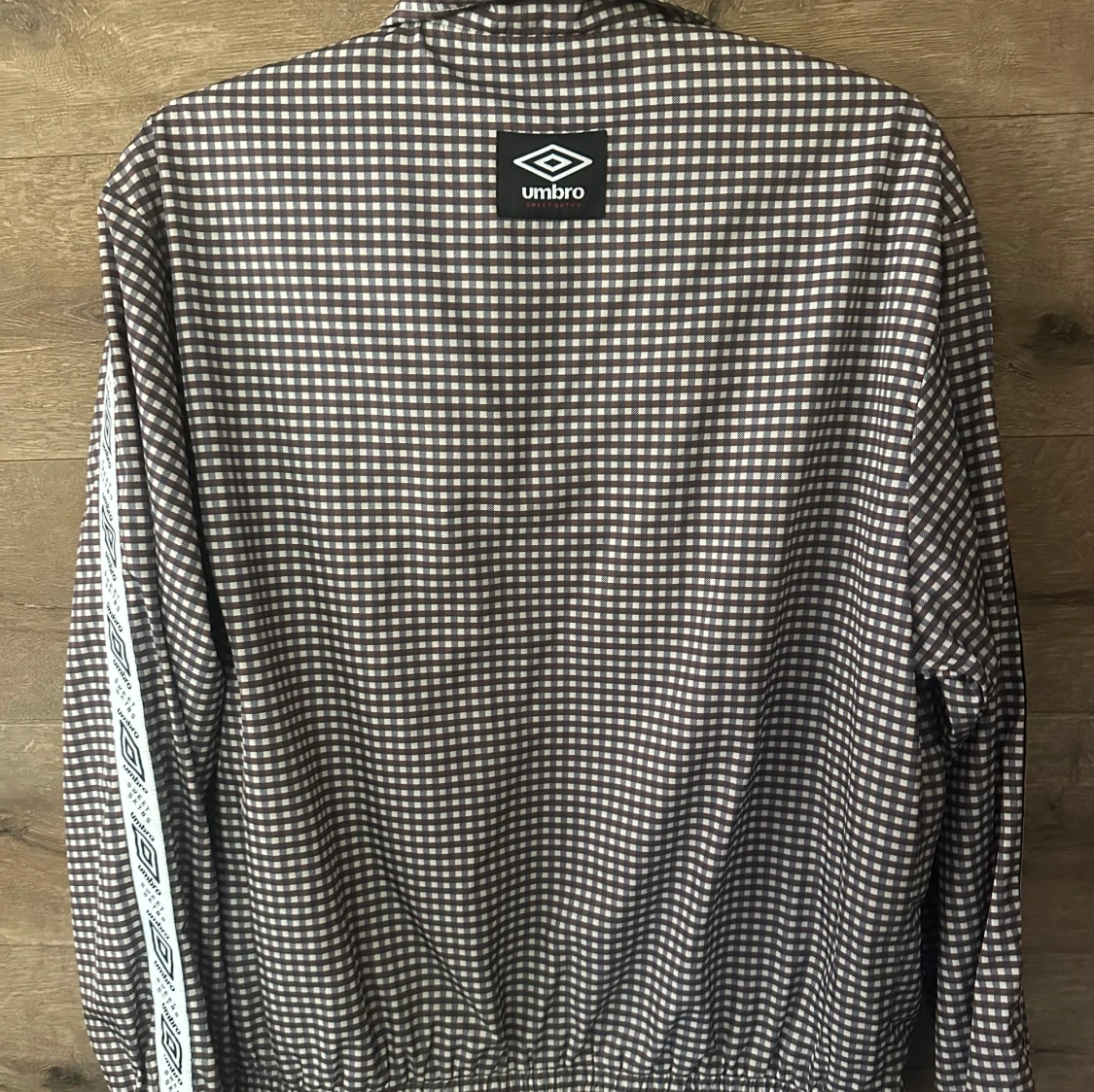 Rutig vindjacka från Sweet Sktbs x Umbro XS - 1