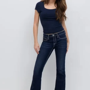 Mörkblå iconic twisted jeans - Snygga lågmidjade mörkblå bootcut jeans från Gina Tricot (Young) med broderade bakfickor. Har även resårband på båda sidorna! Stl 170, knappt använda, orginalpris 429kr💕 Säljer fler jeans, så kolla in min profil! 
