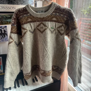 Vintage Lacoste ylletröja med mönster   - Jättefin tröja från Lacoste köpt i Spanien! Varm och gosig men kommer tyvärr ej till användning. Orginalpri 550 kr fårn vintageshop. Storlek omkring S-M. Passar mig bra och jag är en S för det mesta