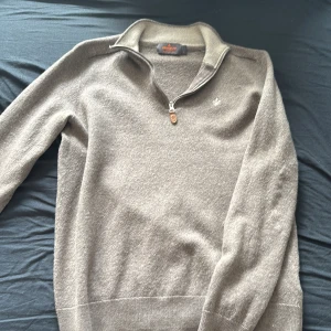 Beige merinoulltröja från Morris - Säljer en beige långärmad tröja från Morris i 100% merinoull. Tröjan har en stilren halv dragkedja med läderdetalj och broderad logga på bröstet. Perfekt för dig som gillar klassisk och clean stil. Nypris 1800k💸 Skick 9/10 använd en gång. Av skälet att den tyvärr krympte i tvätten🧺. Ursprungligen storlek L men nu passar den S/XS.🦫 Och därför mitt pris är 319 det är en perfekt deal.