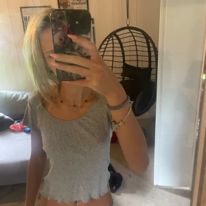 Brandy melville t shirt -  Jättefin jätteskön grå t-shirt från brandy den är knappt använd och har för mycket liknande tröjor så säljer 🥰