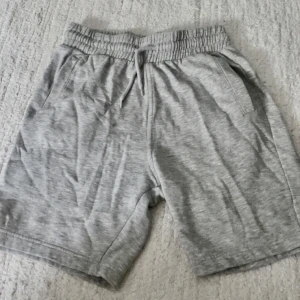 Gråa shorts. - Gråa shorts med ficka baktill. Från Hm i storlek Xs, men stora för sina storlek. Så skulle även passa S möjligtvis även M. Mycket bra skick.