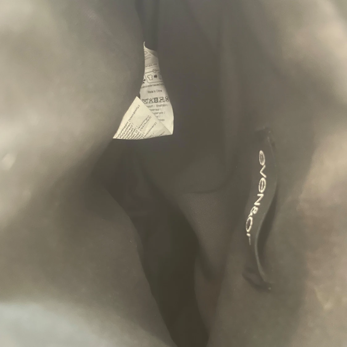 Svart axelväska med nitar från Even&Odd - 1