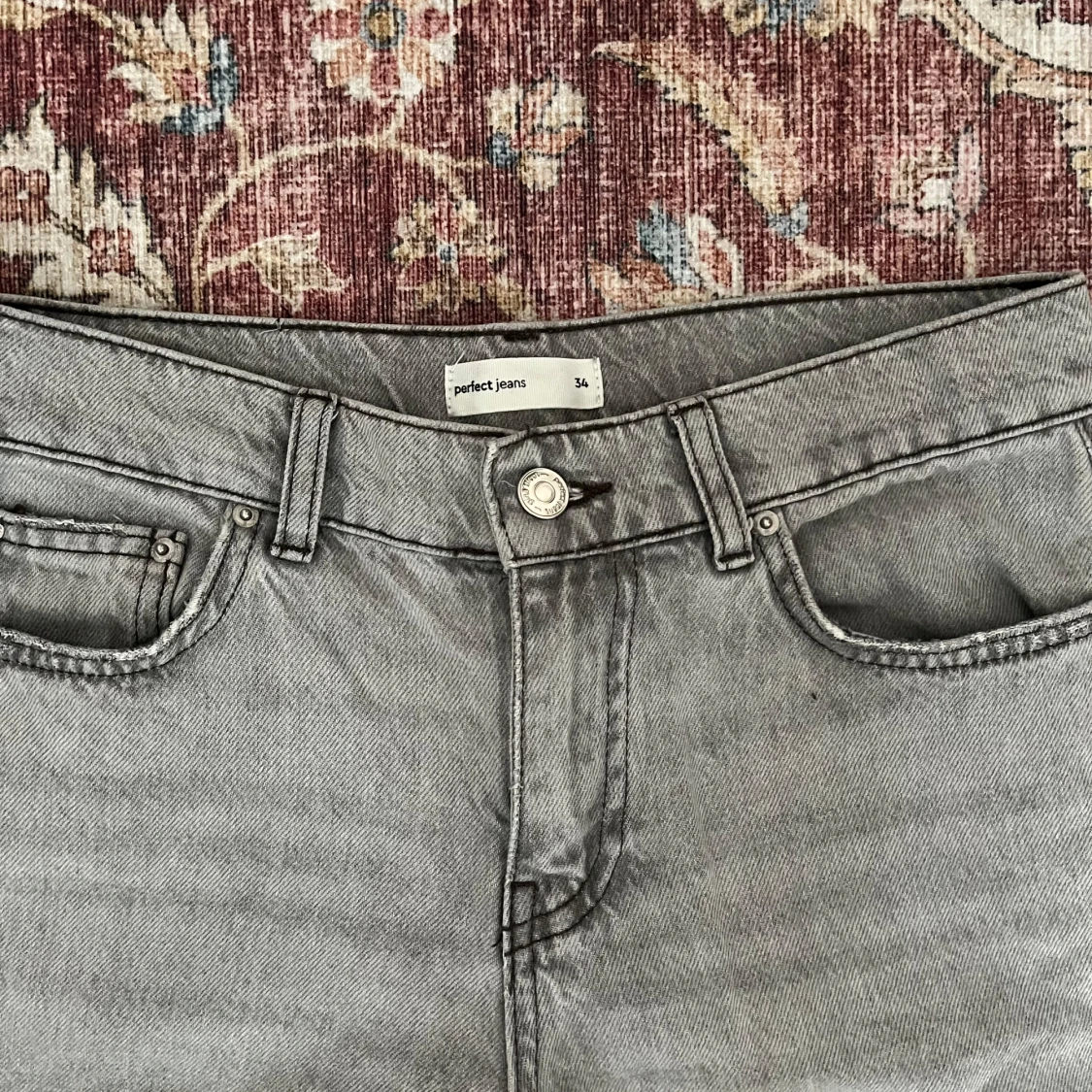 Gråa wide jeans från Gina - 2