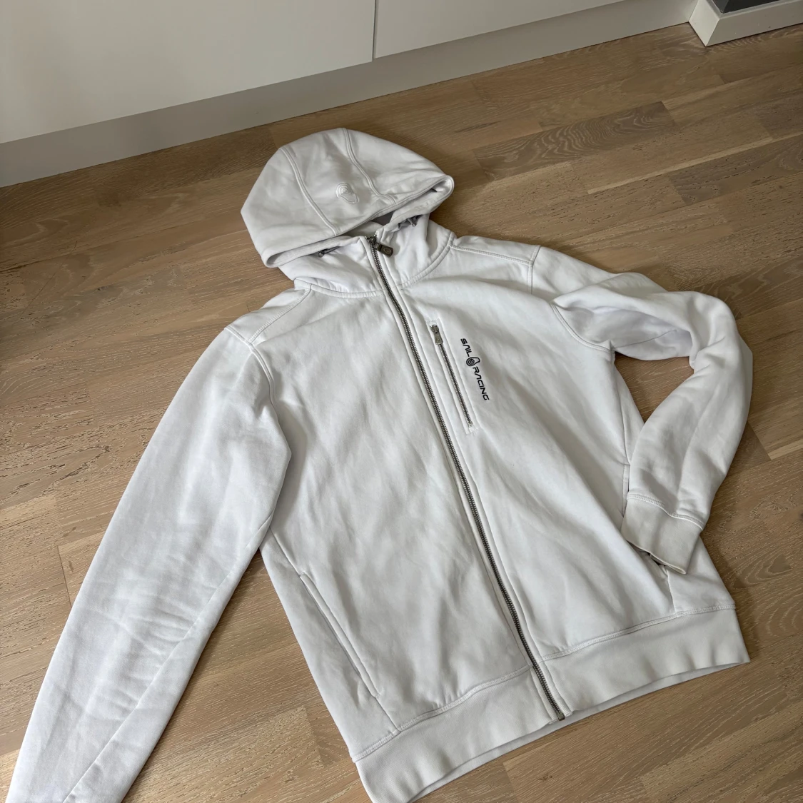 Vit hoodiejacka från Sail Racing - 2