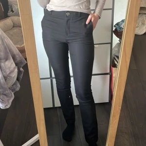 Svarta kostymbyxor från Mango - Snygga svarta kostymbyxor från Mango i storlek 36. Byxorna har hög midja, raka ben och klassiska fickor fram. Perfekta för en clean och stilren look. Materialet är mjukt och följsamt, vilket gör dem riktigt bekväma! Knappt använda!🖤