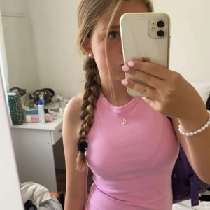 Rosa ribbad klänning från New Yorker - Säljer en supersöt rosa ribbad klänning från New Yorker som bara har blivit använd en gång💕