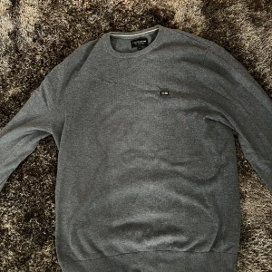 Blå stickad tröja från Lexington - Säljer en snygg stilren blå stickad tröja från Lexington i storlek M. 