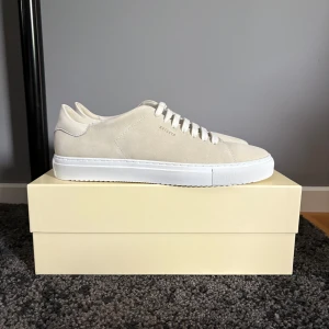 Axel Arigato Clean 90  - Riktigt fräscha sneakers från Axel Arigato, modellen clean 90. Skorna är använda 1 gång och håller exemplariskt skick, så gott som nyskick. Nypris ligger på 2650 kr. Orginalboxen och påse ingår såklart! Hör av er vid funderingar och för fler bilder🙌🏽