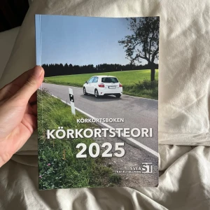 Körkortsteori 2025 - Bok som är köpt för några månader sedan. Bra begagnat skick. Toppenbra, klarade teoriprovet på första försöket tack vare den. Köpt för 339 kr.   Såhär står den beskriven på Adlibris: ”Körkortsboken Körkortsteori 2025 är en lärobok för dig som ska ta B-körkort. Boken utgår från Transportstyrelsens kursplan och täcker alla delar av körkortsteorin som behövs inför teoriprovet.”
