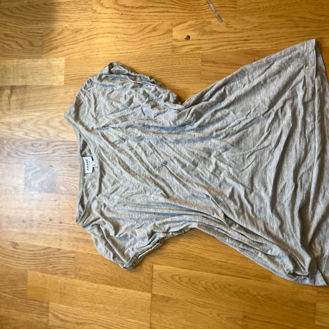 Grå t-shirt från Aware by Vero Moda