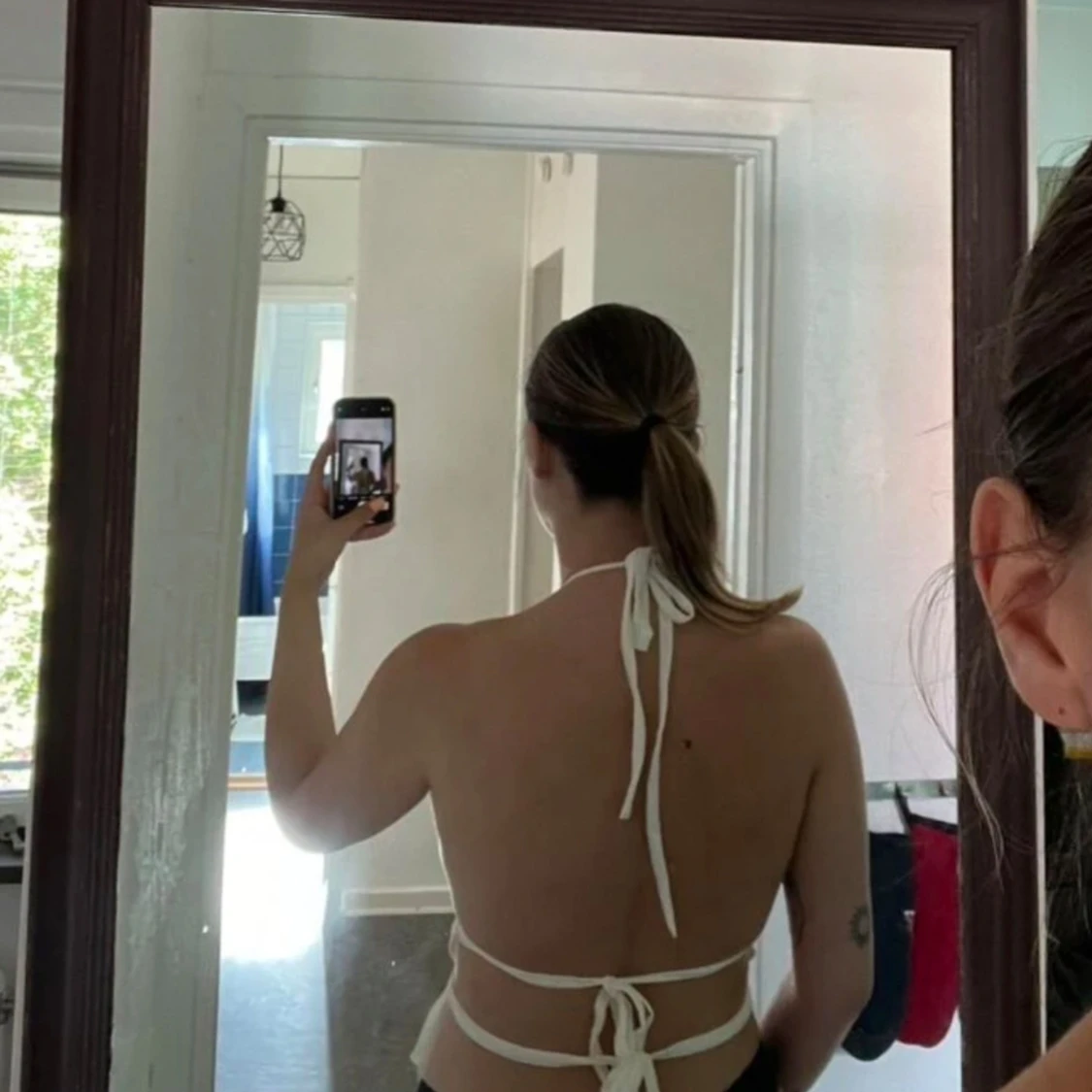 Vit omlott halterneck topp med volang - 1