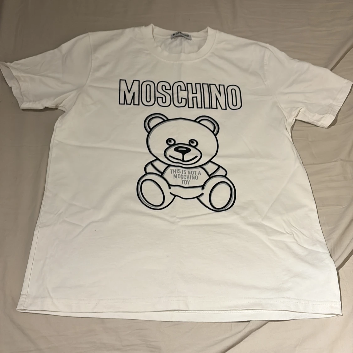 Vit Moschino t-shirt med björntryck