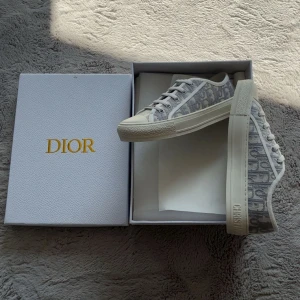 Dior sneakers  - Heej! Säljer nu dessa drömskor, också kallade dior sneakers, i färgen grå! Skorna har endast använts vid speciella tillfällen, och har blivit otroligt bra omhändertagna, skorna är i storlek 39 och är sanna i storleken, det med följer box och påse samt allt de ni ser på bildern😇