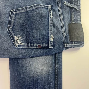 Replay Anbass blå jeans herr 32/32 - Skick 9/10  Storlek 32/32   Pris 850:- SEK  Nypris 2000:- SEK