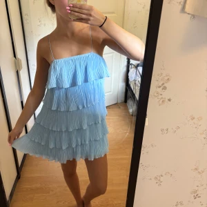 Ljusblå volangklänning  - Supersöt ljusblå kortklänning med flera lager volanger som även går att göra bandlös i storlek xs/s.🤪💗