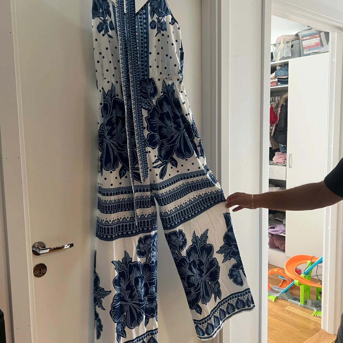 Vit och blå byxdress med blommor - 1