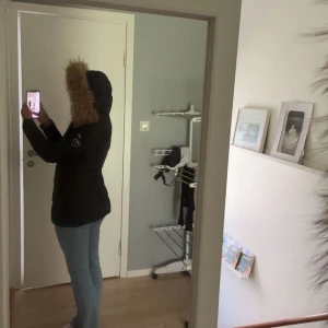 Svart Rockandblue dunjacka med riktig päls - Säljer en svart lång dunjacka från Rockandblue med päls. Jackan har dragkedjor, knappar och Rockandblue-logga på ärmen. Jackan är i fint skick utan defekter😊Jackan köpte jag för 4500kr