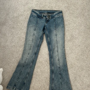 Blå bootcut jeans med pressveck - Snygga blåa bootcut lowwaisted jeans! Knappt använda! Är ganska små i storleken så skulle absolut kunna passa en S! 