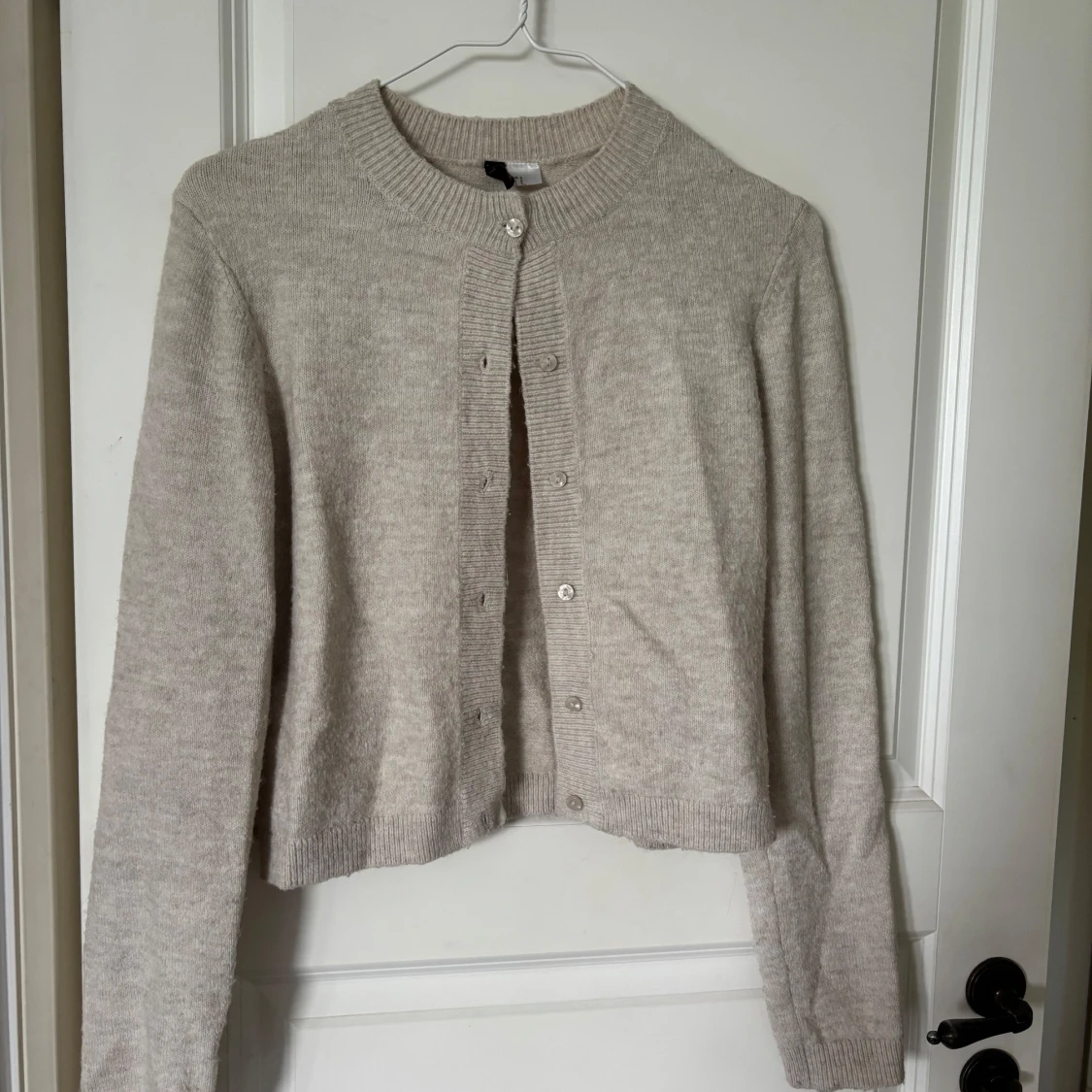 Beige stickad kofta från H&M