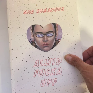 Alltid fucka upp - En grafisk roman med färgstarka illustrationer och ärliga dialoger om att vara ung, kämpa med ångest och hitta sin väg. Perfekt för dig som gillar serier med attityd, humor och igenkänning. En bok som vågar vara både sårbar och rolig.