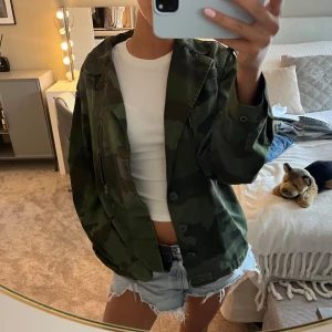 Camouflage jacka  - Söljer denna jättesnygga gröna höst/vår jackan från Smultronet. Köpte den för två år sedan men har bara använt några gånger, ordinarie pris är 2500kr