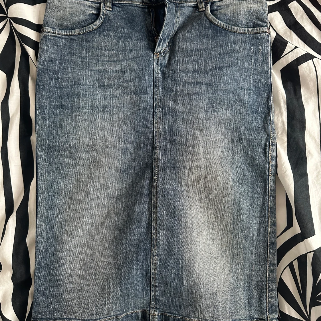 Blå jeanskjol med slits - 2