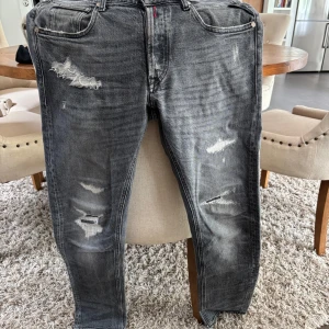 Replay jeans - Säljer ett par riktigt snygga replay jeans med slitningar | skick 10/10 | nypris 1500 kr | strlk 30/32 | hör av dig vid fler funderingar. 