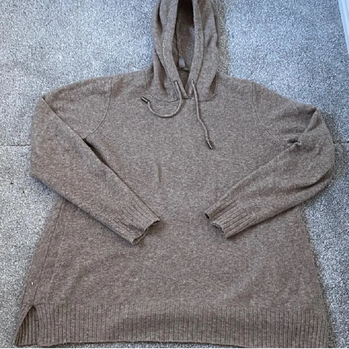 Beige stickad hoodie med huva
