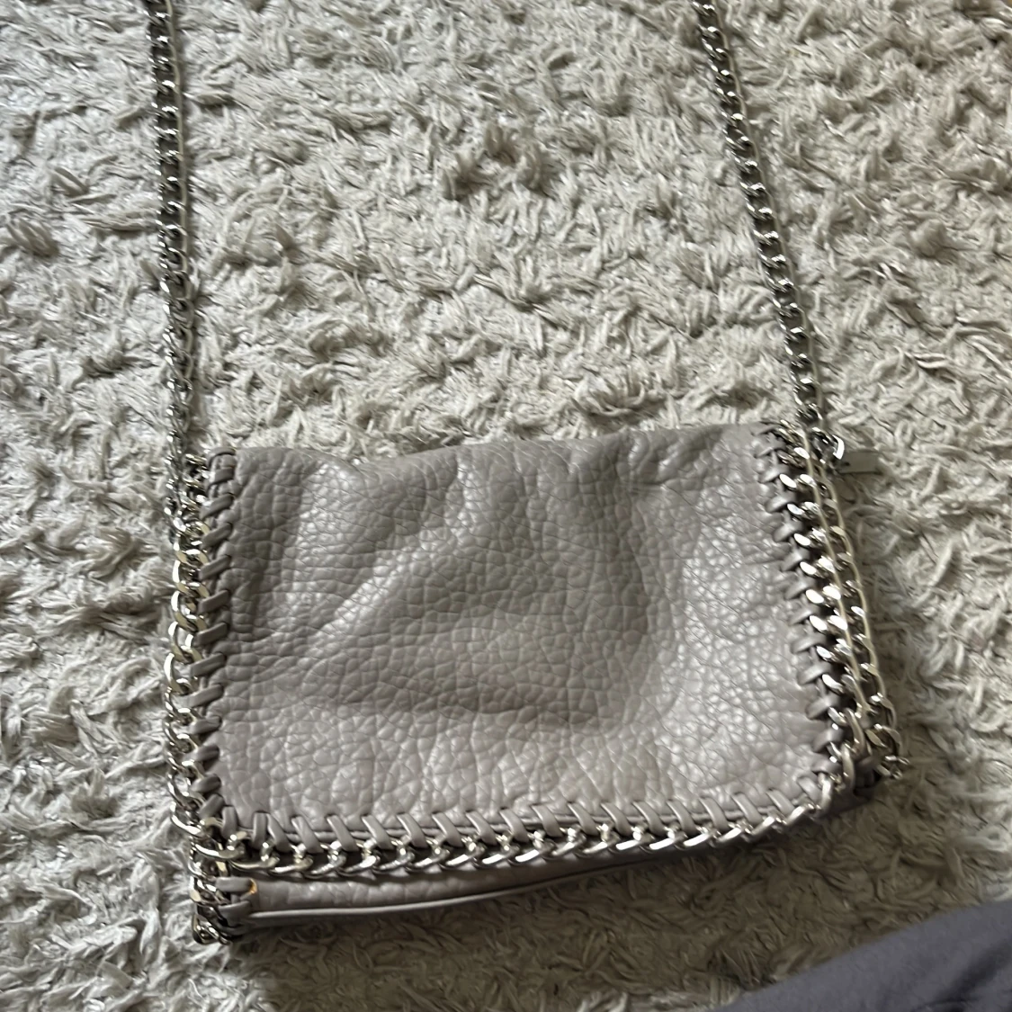 Grå axelväska med kedjedetaljer från Tiamo