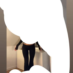 Svarta yoga pants - Säljer ett par svarta bootcut byxor med snygg passform. Byxorna har en figurnära siluett upptill och utsvängda ben nertill, vilket ger en trendig look. Perfekta att styla med crop top eller hoodie.