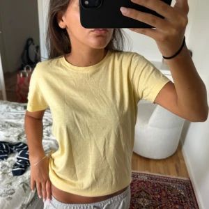 Ljusgul basic t-shirt  - Enkel och fräsch ljusgul t-shirt från Åhléns.