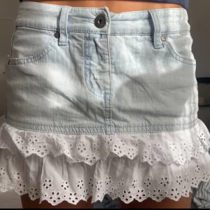 Jeanskjol med volang  - Supersöt ljusblå jeanskjol med volanger. Köpt secondhand men märket är melrose 