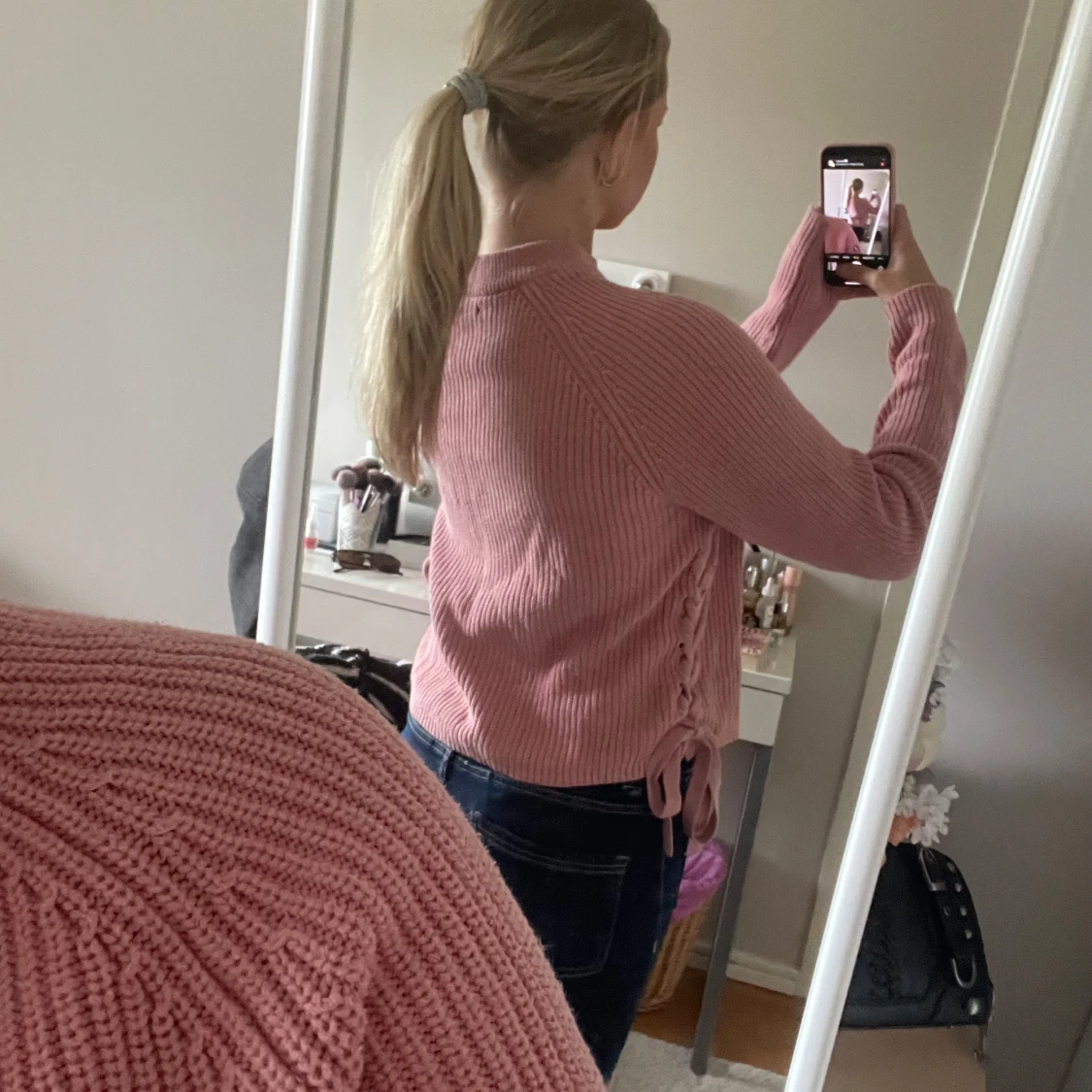 Rosa stickad tröja med snörning - 2