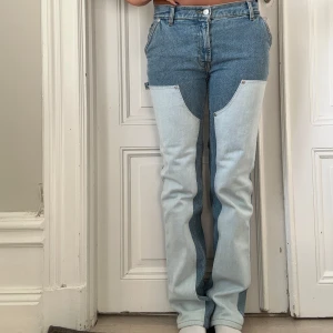 Filippa k jeans  - Säljer mina unika Filippa k jeans då jag har två par, går nog inte att köpa längre. Köptes för 2900kr 🩵💙