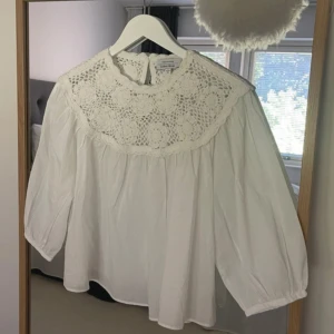 Vit blus från & Other Stories - Superfin vit blus från & Other Stories  med bred virkad spetskrage och trekvartsärmar. Som ny då den knappast använts! 💞