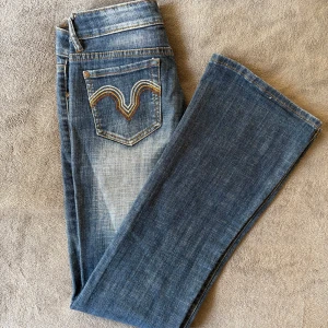 Bootcut jeans - Snygga blå bootcut jeans💙Midjemått: 36 cm. Finns några lösa trådar men annars bra skick, skriv om ni undrar något
