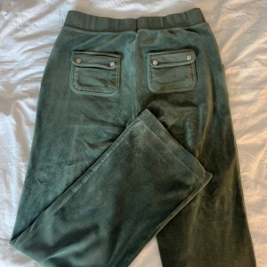 Juicy Couture byxor - Lite insydda så att de sitter snyggare, passar en storlek xs-m ungefär! Även uppsprättade där nere så passar i längd på mig som är 170cm 💕