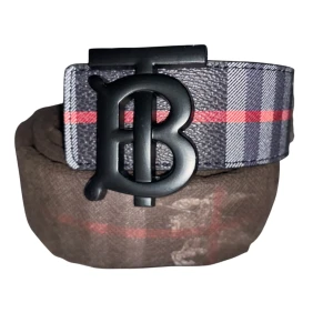 Bälte  - Snyygt o stil rent bälte , bältet är mörk svart och har små detaljer av röd , den passar till många olika outfits , bältet är 115 cm långt , om du vill ha fler bilder är det bara o fråga, du får med en nål också som gör att du kan göra nya hål som gör att bältet passar just dig!! 😉😉