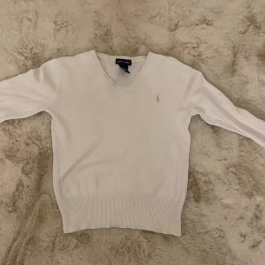 Vit stickad tröja från Ralph Lauren -  Ny pris 700-800 kr148-152. Knappt använd, säljer då den inte passade i storlek pris kan diskuteras skriv om du har frågor💕💕
