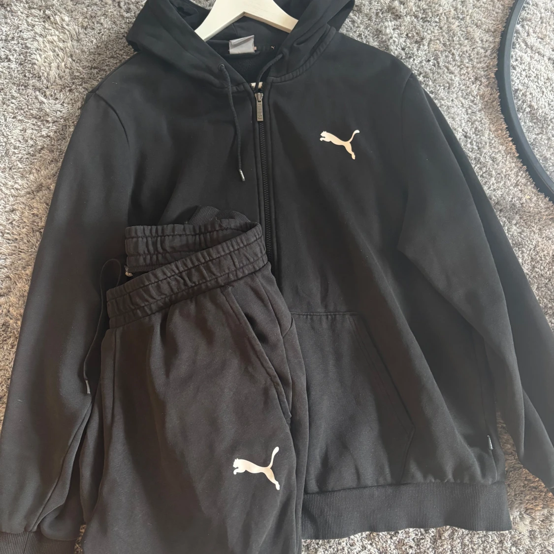 Svart Puma mjukisdress med huva